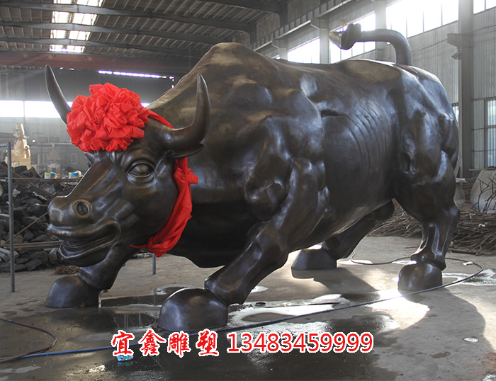 华尔街铜牛5.4米长 3.15米高 重2吨